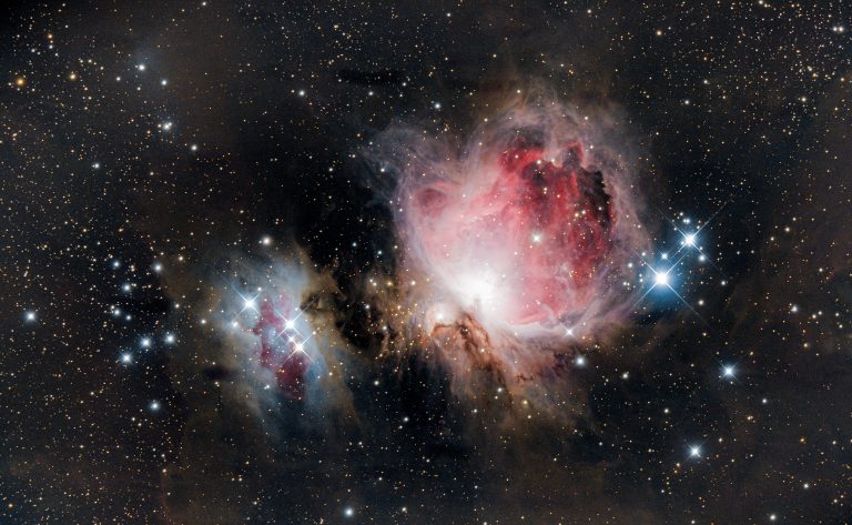 Voilà la version finales de la grande nébuleuse d'Orion avec 2 soirs d'empilement.500 photos de 30sec au total ont été nécessaires pour arriver à ce résultat.C'est la plus brillante nébuleuse diffuse de l'hémisphère nord, visible à l'œil nu, son diamètre réel fait plus de 4 fois le diamètre de la pleine lune dans le ciel!