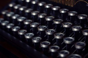 black and gray Underwood typewriter closeup photography