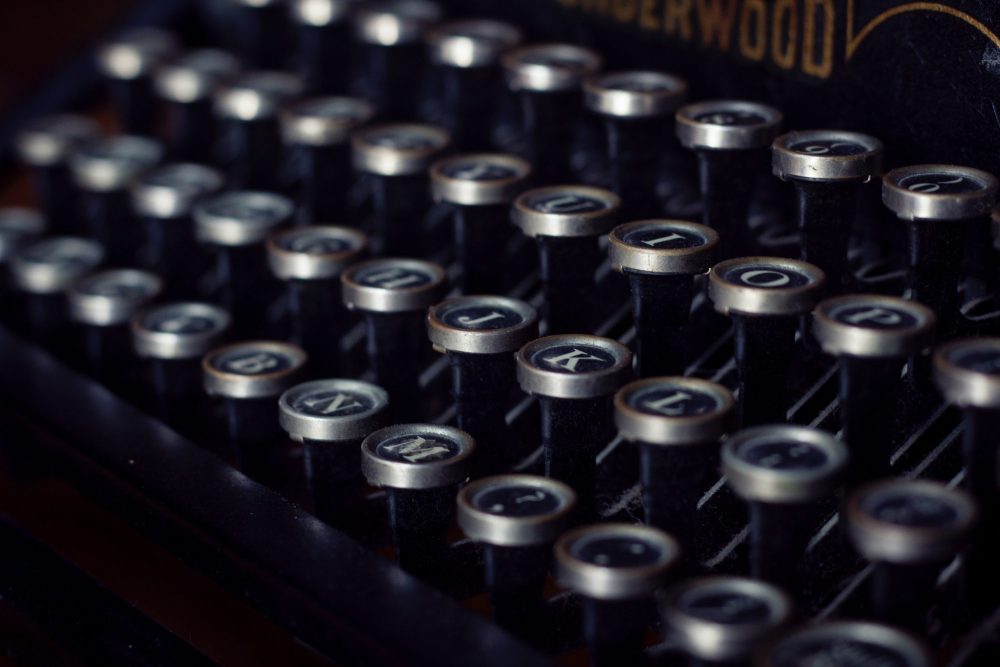 black and gray Underwood typewriter closeup photography